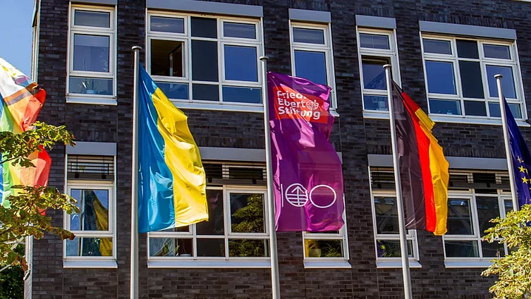 Flags representing FES, Ukraine, Germany, the EU and the LGBTQ+ community in front of the FES HQ