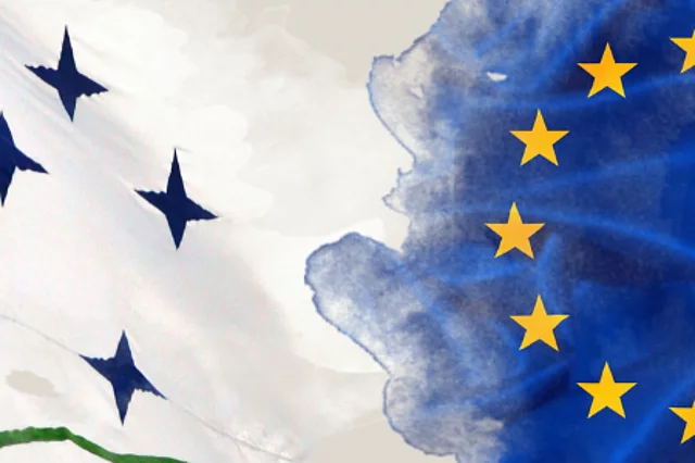 The white Mercosur flag and the blue EU flag merging into one another.