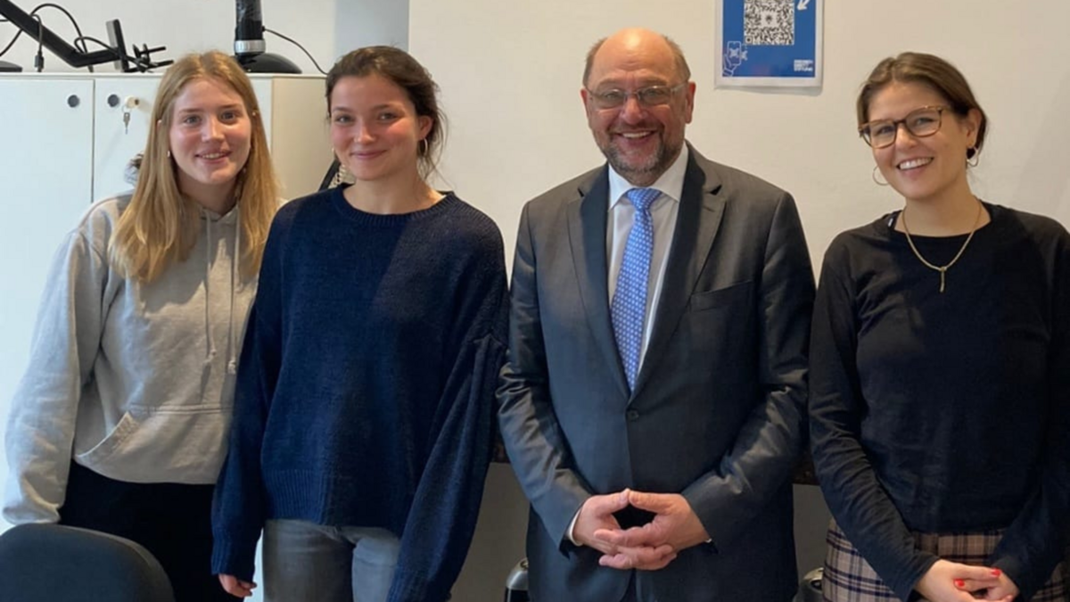 Drei Praktikantinnen mit dem Vorsitzenden der Friedrich-Ebert-Stiftung Martin Schulz im FES EU Office Brüssel
